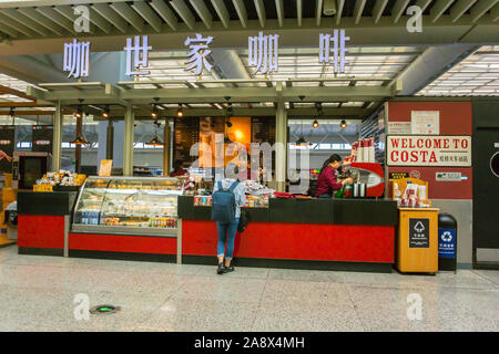 Shanghai, China, Menschen innen, Bahnhof, für West, Hangqiao, Minhang District - größter Bahnhof in Asien, Costa Coffee Fast Food Restaurant, britisches Unternehmen in china Stockfoto