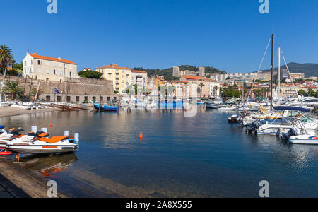 Ajaccio, Frankreich - 30. Juni 2015: Der alte Hafen von Ajaccio am Morgen, die Hauptstadt von Korsika, einer französischen Insel im Mittelmeer Stockfoto