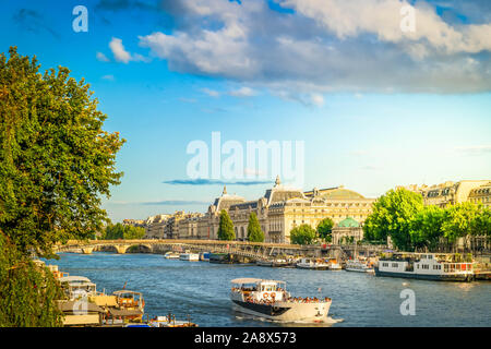 Fluss Siene quai am Sommer, Tag, Paris, Frankreich, getönt Stockfoto