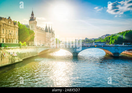 La Consiergerie-ex Royal Residence, Pont Neuf und Seine Fluss mit tour Boot an sonnigen Sommer Sonnenuntergang, Paris, Frankreich, getönt Stockfoto