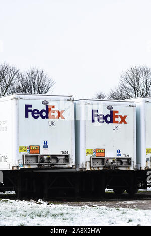 Fed Ex Lkw bereit, in der Wartung und wird mit Pakete über dem Land und der Welt geliefert werden geladen, Lkw, Logistik Stockfoto