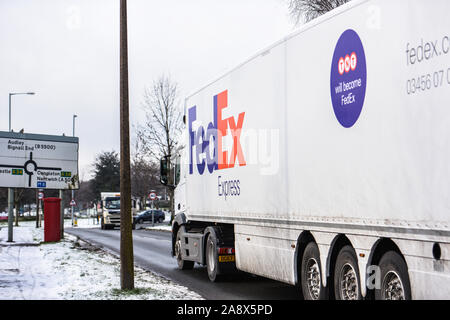 Fed Ex Lkw bereit, in der Wartung und wird mit Pakete über dem Land und der Welt geliefert werden geladen, Lkw, Logistik Stockfoto