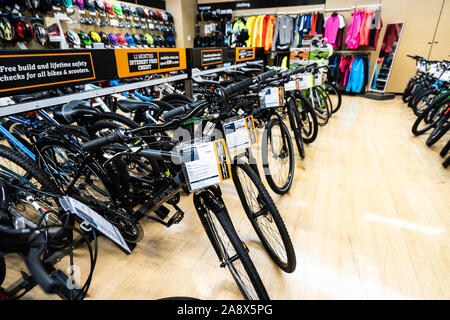 Zeilen Mountainbikes und Rennräder im Verkauf bei der halfords Store, Shop auf der High Street in der Nähe der Innenstadt Stockfoto