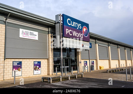 Die Currys PC World store, Shop auf einem kleinen Industriegebiet, Verkauf von High-Tech Geräte und Ausrüstung Stockfoto