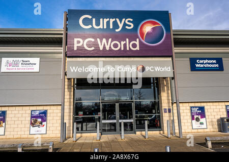 Die Currys PC World store, Shop auf einem kleinen Industriegebiet, Verkauf von High-Tech Geräte und Ausrüstung Stockfoto