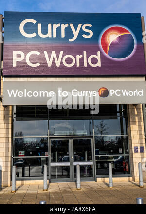 Die Currys PC World store, Shop auf einem kleinen Industriegebiet, Verkauf von High-Tech Geräte und Ausrüstung Stockfoto