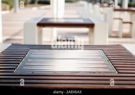 Perspektive der Tische auf die Straße. backgammon Tisch. Stockfoto