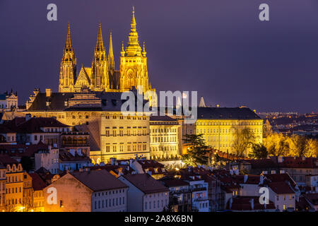 Prager Burg und Kleinseite Panorama bei Nacht. Blick vom Hügel Petřín. Prag, Tschechische Republik. Blick auf die Prager Burg aus dem Kloster Strahov bei Nacht. Stockfoto