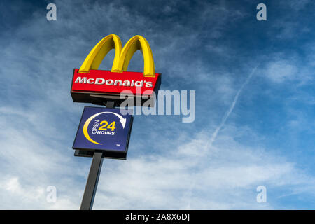 Die berühmte Golden Arches Zeichen von McDonalds, die jetzt 24 Stunden am Tag geöffnet ist und Fast Food im Zentrum der Stadt, Ronald McDonald, ungesund, fetthaltige Nahrungsmittel Stockfoto