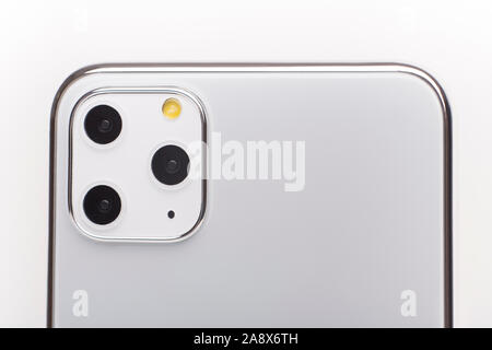 IPhone 11 Pro Max Kamera detaillierte Überprüfung auf Weiß Stockfoto