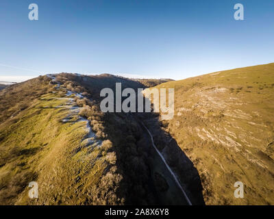 Luftaufnahmen, die die atemberaubenden Dovedale Sprungbretter und Berge in der glorreichen Peak District National Park, die mäandernden Fluss Dove fließende Stockfoto