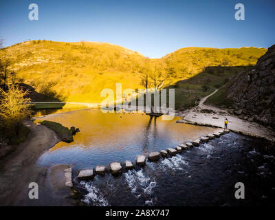 Luftaufnahmen, die die atemberaubenden Dovedale Sprungbretter und Berge in der glorreichen Peak District National Park, die mäandernden Fluss Dove fließende Stockfoto