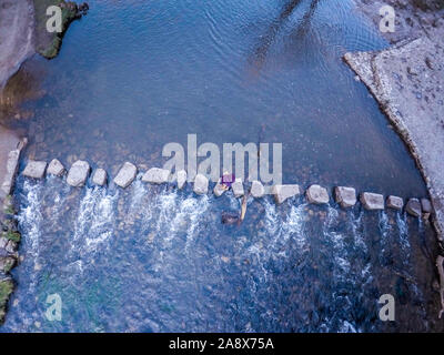 Luftaufnahmen, die die atemberaubenden Dovedale Sprungbretter und Berge in der glorreichen Peak District National Park, die mäandernden Fluss Dove fließende Stockfoto