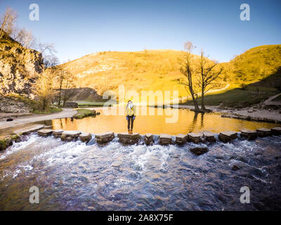 Luftaufnahmen, die die atemberaubenden Dovedale Sprungbretter und Berge in der glorreichen Peak District National Park, die mäandernden Fluss Dove fließende Stockfoto