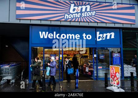 Kunden Spaziergang in die und aus der B&M Store im Longton, Stoke-on-Trent Stockfoto