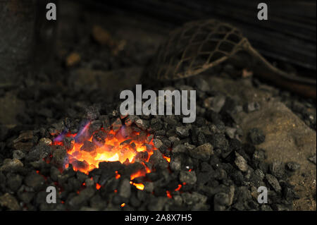 In der Nähe von Schmiede Schmiede, heißen Flammen und Kohle Stockfoto