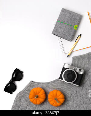 Notepad, Pullover, pampkin, Kamera und Gläser. Flach, Ansicht von oben Stockfoto