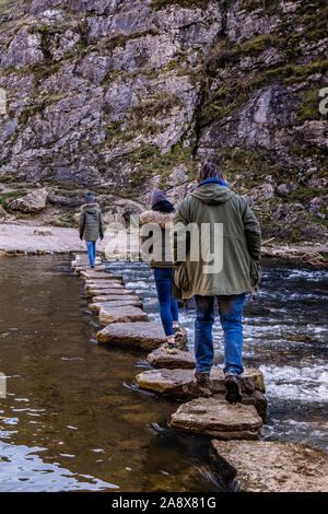 Die Menschen genießen Sie einen Tag an der berühmten dovedale Stepping Stones in The Derbyshire Peak District National Park, Teil des National Trust Stockfoto