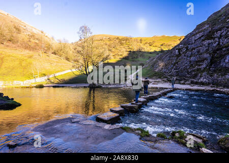 Die Menschen genießen Sie einen Tag an der berühmten dovedale Stepping Stones in The Derbyshire Peak District National Park, Teil des National Trust Stockfoto