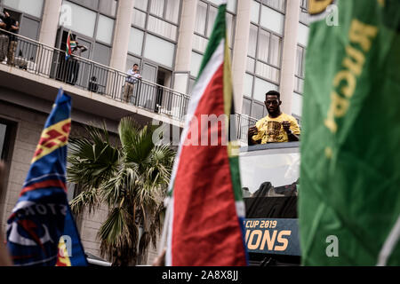 Siya Kolisi, Süd Afrika Rugby schwarzen Kapitän, hält die William Webb Ellis Trophäe in Kapstadt nach der Springboks die 2019 Rugby World Cup gewonnen Stockfoto