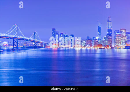 Blick auf die Bay Bridge über die San Francisco Bay in San Francisco bei Nacht. Stockfoto