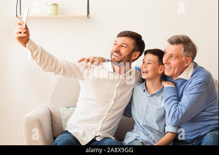 Reifer Mann, Sohn und Vater unter selfie zu Hause Stockfoto