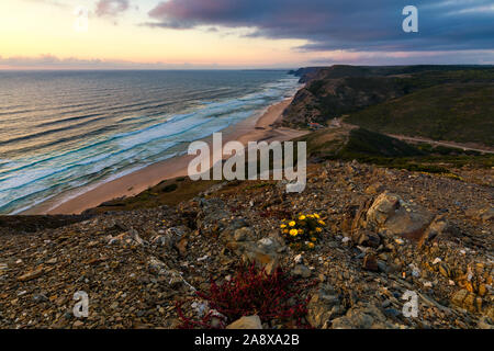 Praia da Cordoama bei Sonnenuntergang. Praia do Cordoama in der Nähe von Vila do Bispo in der Algarve. Cordoama Beach, West Atlantik Küste der Algarve, südlich von Port Stockfoto