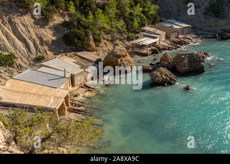 Das türkisfarbene Wasser in Es portitxol, Ibiza, Spanien. Versteckte Bucht auf der Insel Ibiza, in Sant Joan de Labritja. Stockfoto