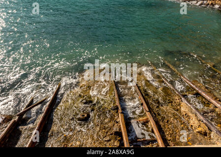 Das türkisfarbene Wasser in Es portitxol, Ibiza, Spanien. Versteckte Bucht auf der Insel Ibiza, in Sant Joan de Labritja. Stockfoto