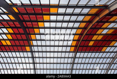 Nahaufnahme einer Decke mit Rot, Gelb und klare Gläser und Metall gemacht. Stockfoto