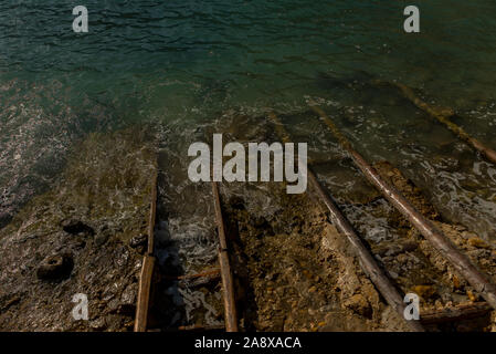 Das türkisfarbene Wasser in Es portitxol, Ibiza, Spanien. Versteckte Bucht auf der Insel Ibiza, in Sant Joan de Labritja. Stockfoto