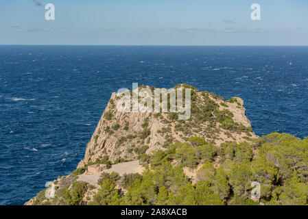 Das türkisfarbene Wasser in Es portitxol, Ibiza, Spanien. Versteckte Bucht auf der Insel Ibiza, in Sant Joan de Labritja. Stockfoto