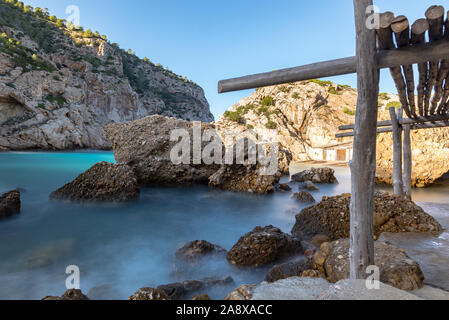 Das türkisfarbene Wasser in Es portitxol, Ibiza, Spanien. Versteckte Bucht auf der Insel Ibiza, in Sant Joan de Labritja. Stockfoto