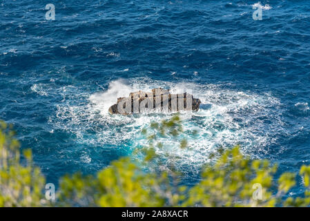 Das türkisfarbene Wasser in Es portitxol, Ibiza, Spanien. Versteckte Bucht auf der Insel Ibiza, in Sant Joan de Labritja. Stockfoto