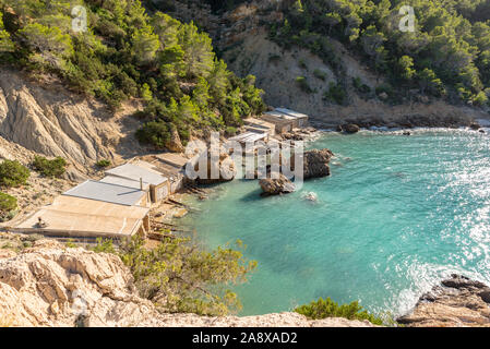 Das türkisfarbene Wasser in Es portitxol, Ibiza, Spanien. Versteckte Bucht auf der Insel Ibiza, in Sant Joan de Labritja. Stockfoto