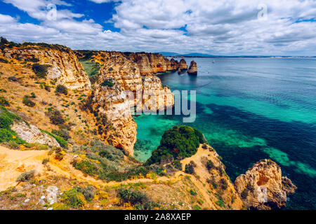 Panoramaaussicht, Ponta da Piedade in der Nähe von Lagos an der Algarve, Portugal. Cliff Felsen und touristische Boot auf See bei Ponta da Piedade, Algarve, Portugal. P Stockfoto