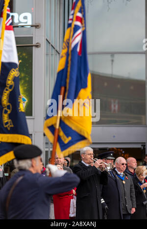 Flaggenträger der Britischen Legion in Southend an der Sea High Street zum Gedenktag am 11. November 2019 Stockfoto