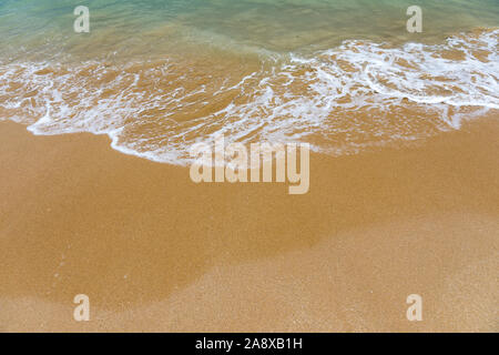 Blue Ocean Wave am Sandstrand. Weiche Welle von Blue Ocean am Sandstrand. Hintergrund. Blick von oben auf die schönen Strand mit ruhigen Wellen, Meer und Ozean zurück Stockfoto