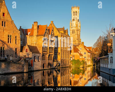 Am frühen Morgen Foto von einem Kanal in Brügge, mit Blick auf den Belfried von Brügge. Stockfoto