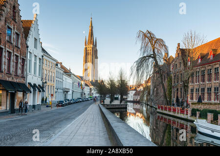 Am frühen Morgen Foto von einem Kanal in Brügge, mit Blick auf die Kirche von Unserer Lieben Frau. Stockfoto