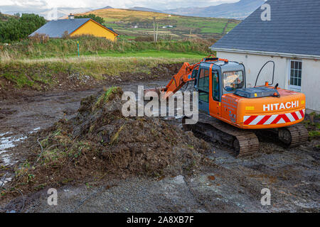 Aushub Boden an der Rückseite des privaten Haus mit Bulldozer, den Boden für die Entwässerung zu Ebene Stockfoto