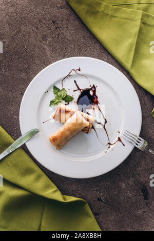 Frühstück. Pfannkuchen mit Schokolade, Hüttenkäse, Kondensmilch in eine Schüssel. Stockfoto
