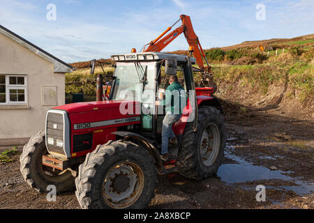 Aushub Boden an der Rückseite des privaten Haus mit Bulldozer, den Boden für die Entwässerung zu Ebene Stockfoto