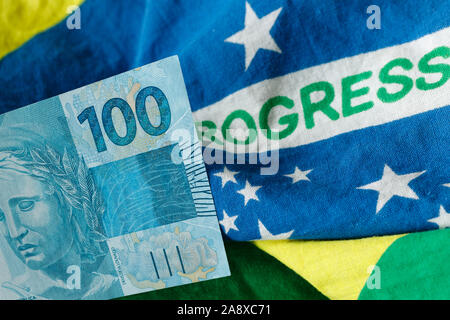 Brasilianische Geld, 100 Reais Banknote mit der nationalen Flagge Stockfoto