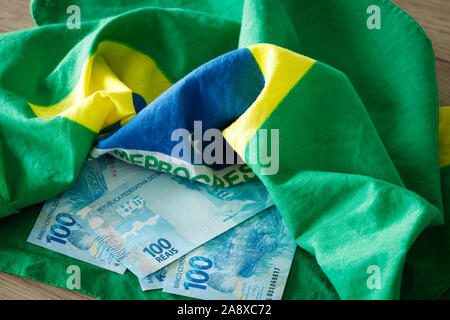 Brasilianische Geld, 100 Reais Banknote mit der nationalen Flagge Stockfoto