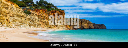 Praia de Porto de Mos, Lagos, Portugal. Praia do Porto de Mos, Long Beach in Lagos, Algarve, Portugal. Schönen goldenen Strand, umgeben von Stockfoto