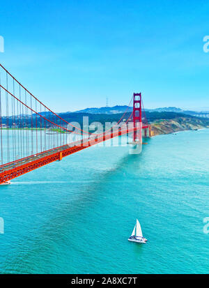 Blick auf die Golden Gate Bridge in San Francisco an einem sonnigen Tag. Stockfoto