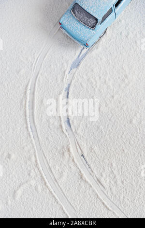 Anschluss von ein Spielzeugauto. Eine Markierung auf dem Mehl Wie in den Schnee. Stockfoto