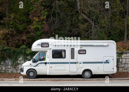 Bled, Slowenien - 02 November 2019: White Van mit feinen für falsches Parken auf Glas. Parkplatz Verletzung auf Camper trailer Auto Stockfoto