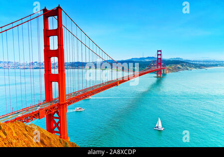 Blick auf die Golden Gate Bridge in San Francisco an einem sonnigen Tag. Stockfoto